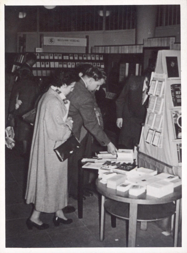 Visitors at the Reclam stand at Frankfurter Buchmesse 1957