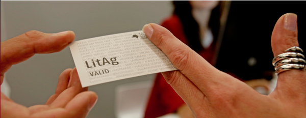 Ein gültiges Ticket fürs LitAg wird von einer an eine andere Person übergeben - dekorativ