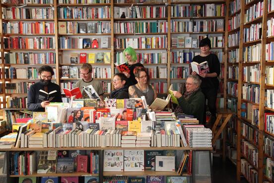 Lesende Menschen in einem Buchladen