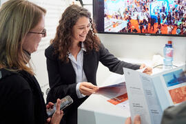 Zwei Frauen im Gespräch an einem Stand der Frankfurter Buchmesse Zwei Frauen im Gespräch an einem Stand der Frankfurter Buchmesse
