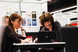 Zwei Frauen im Gespräch auf der Frankfurter Buchmesse