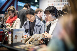 Mädels blättern ein Buch durch