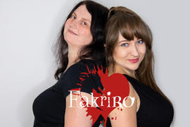Fakriro-Logo vor Sabrina Schuh und Mary Cronos Rücken an Rücken