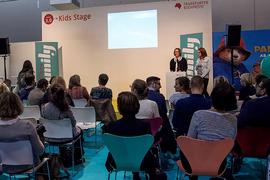 Zwei Frauen vor Publikum auf der Kids Stage der Frankfurter Buchmesse.