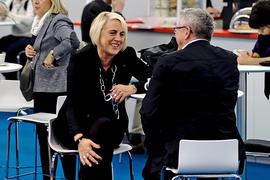 Gespräch am ILC Stand zwischen einer Frau und einem Mann