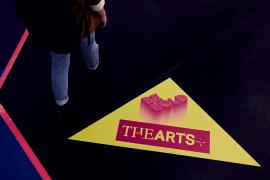 Richtungsweiser auf den Boden geklebt zum Stand von The Arts