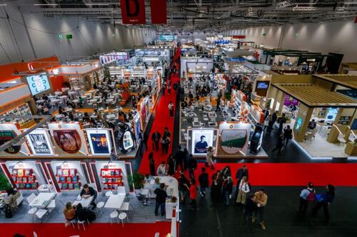 Halle mit Ausstellern von oben fotografiert
