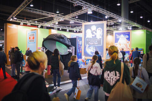 Ein großer Eckstand auf einer Messe.