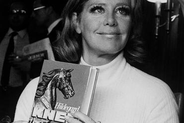 Hildegard Knef mit ihrem Bestseller »Der geschenkte Gaul«