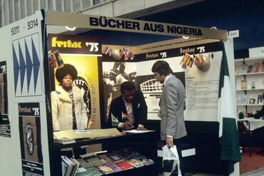 Ein Stand mit Büchern aus Nigeria auf der Frankfurter  Buchmesse 1974