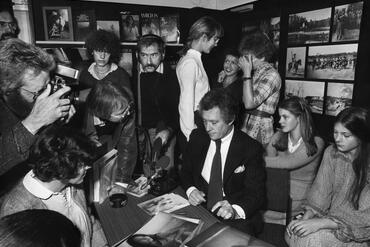 Der britische Fotograf David Hamilton mit Anja Schütte und einer weiteren Schauspielerin aus seinem Spielfilm »Zärtliche Cousinen« im Jahr 1980