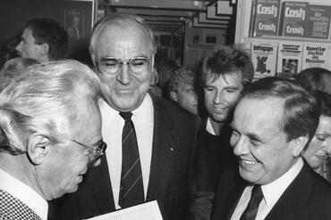 Bestseller-Autor Ephraim Kishon, Bundeskanzler Helmut Kohl und der Frankfurter Oberbürgermeister Walter Wallmann im Jahr 1984