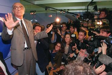 Portuguese writer Jose Saramago (left) trying to cope with the crowd at the stand of his publisher Caminho, Frankfurter Buchmesse 1998