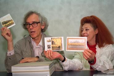 The artist couple Christo (left) and Jeanne-Claude (right) present their two-volume work ‘Umbrellas’, while talking about the implementation of the project in Japan and California
