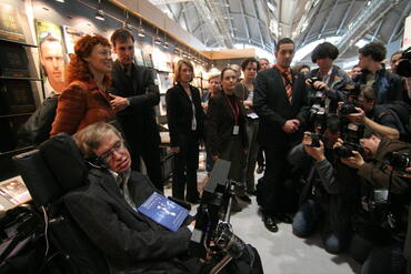 Frankfurter Buchmesse 2005; Stephen William Hawking und sein neues Buch »Die kürzeste Geschichte der Zeit«; ist ein englischer Astrophysiker (Ph. D. der Physik, Universität Oxford 1966) und seit 1979 Inhaber des Lucasischen Lehrstuhls für Mathematik an der Universität Cambridge, den einst Sir Isaac Newton und Paul Dirac inne hatten.