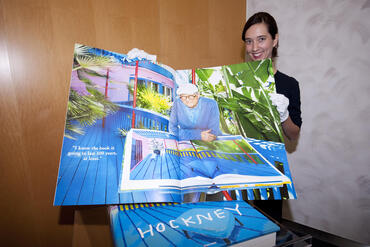 Verlegerin Marlene Taschen präsentiert das Buch »Sumo« von Kuenstler  David Hockney