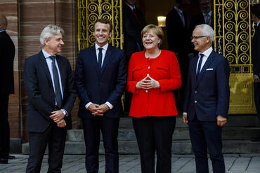 V. l. n. r.: Juergen Boos, Direktor der Frankfurter Buchmesse, der französische Präsident Emmanuel Macron, Bundeskanzlerin Angela Merkel und Heinrich Riethmüller, Vorsteher des Börsenvereins des Deutschen Buchhandels, vor der Festhalle