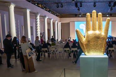 Goldene Hand-Statue