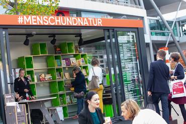 Stand zu Mensch und Natur auf der Frankfurter Buchmesse