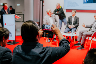 Besucher fotografiert mit Smartphone