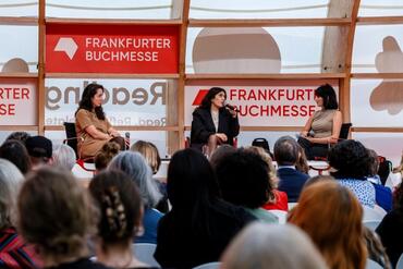 Panelistinnen im Gespräch während einer Veranstaltung auf der Frankfurter Buchmesse