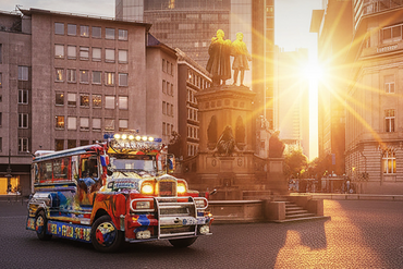 Der Jeepney auf dem Roßmarkt bei Sonneuntergang