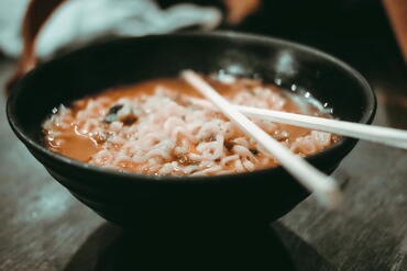 Nudelschüssel mit Philippinischem Streetfood