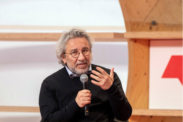 Mann hält eine Rede im Pavillon