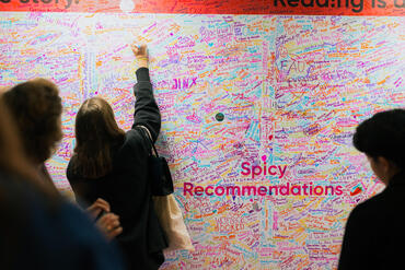 Eine vielfach beschriebene Wand in deren Mitte "Spicy Recommendations" gedruckt ist.