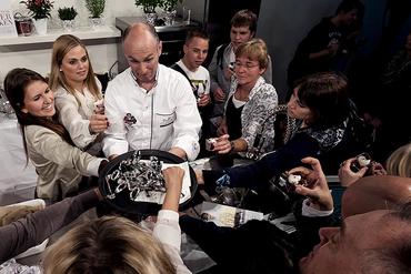 Koch verteilt Besteck auf der Gourmet Galerie