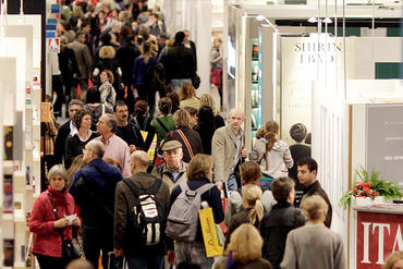 Eine Menschenmasse im Gang zwischen Ständen der Buchmesse