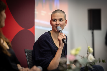 Speakerin auf Bühne