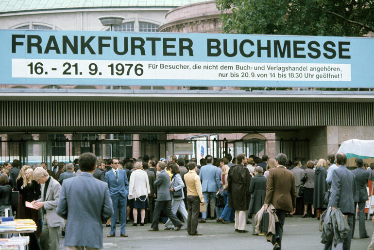 Andrang am Eingang zur Frankfurter Buchmesse im Jahr 1976