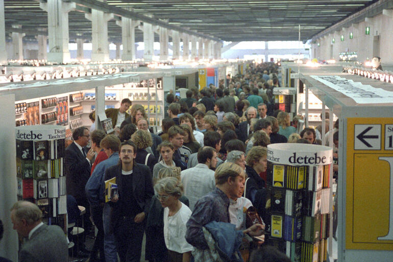 Besucher drängen sich am 1989 in einem Gang zwischen Messeständen