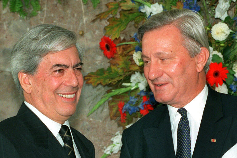Der peruanische Schriftsteller Mario Vargas Llosa (l.) erhält vom Vorsteher des Börsenvereins des Deutschen Buchhandels, Gerhard Kurtze (r.), 1996 in der Frankfurter Paulskirche den Friedenspreis des Deutschen Buchhandels