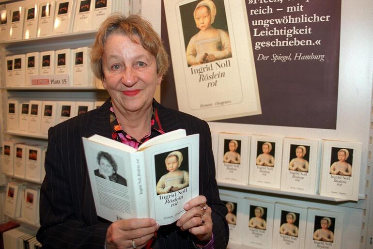Die deutsche Kriminalschriftstellerin Ingrid Noll 1998 auf der Frankfurter Buchmesse