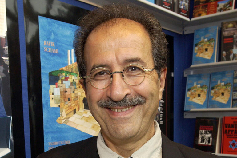 Der in Syrien geborene Schriftsteller Rafik Schami, der seit 1971 in Deutschland lebt, stellt am 12.10.2002 auf der Frankfurter Buchmesse sein Buch »Mit fremden Augen - Tagebuch über den 11. September, den Palästinakonflikt und die arabische Welt« vor. 