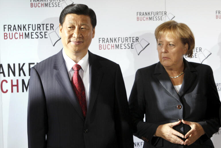 Der chinesische Vizepräsident Xi Jinping (l) und Bundeskanzlerin Angela Merkel (r) stehen am Dienstag (13.10.2009) in Frankfurt am Main vor Beginn der Eröffnungsveranstaltung der Frankfurter Buchmesse besammen
