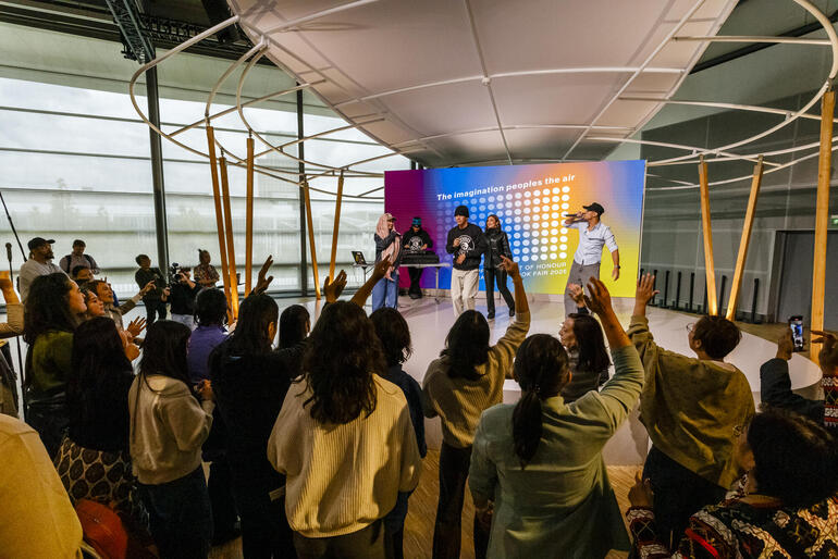 Ehrengast: Sänger*innen auf Bühne