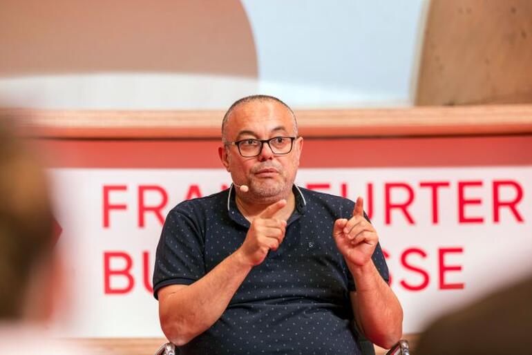 Panelist während einer Gesprächsrunde auf der Frankfurter Buchmesse.