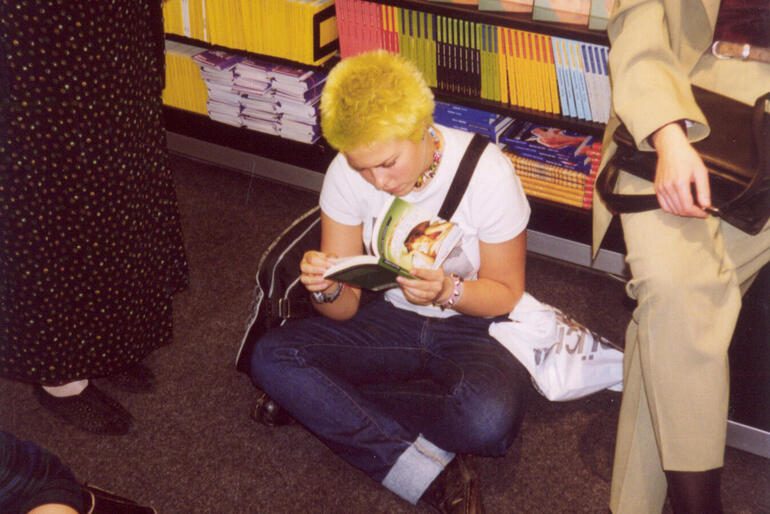 Leserin am Reclam-Stand auf der Frankfurter Buchmesse 1998