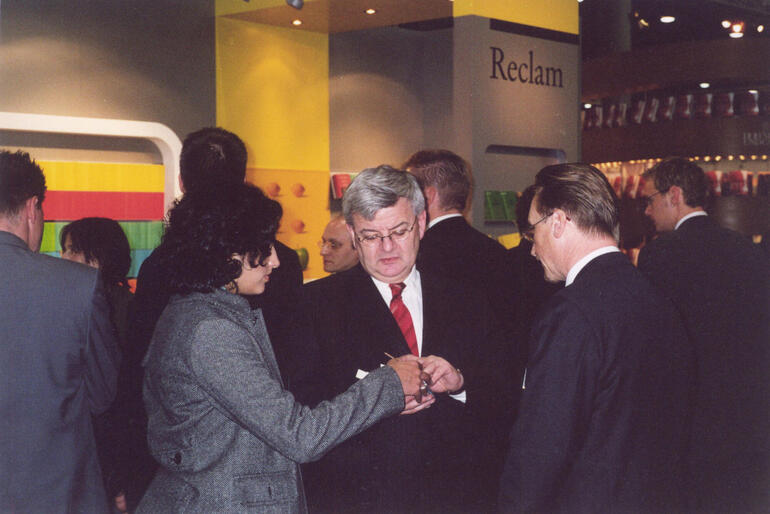 Joschka Fischer mit Dr. Fallbacher auf der Frankfurter Buchmesse 2004