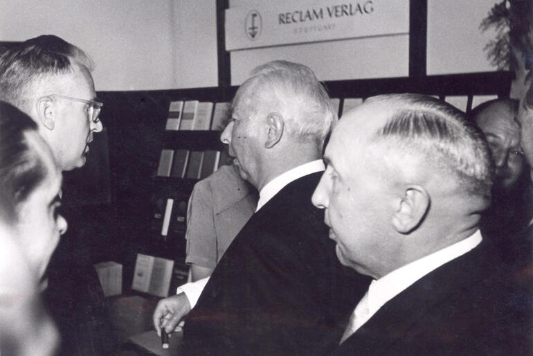 High-ranking visitors at the stand at Frankfurter Buchmesse 1951: Heinrich Reclam with Theodor Heuss and Gotthold Müller