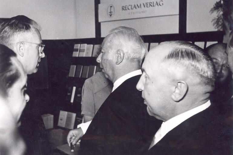 Hoher Besuch am Messestand auf der Frankfurter Buchmesse 1951: Heinrich Reclam mit Theodor Heuss und Gotthold Müller