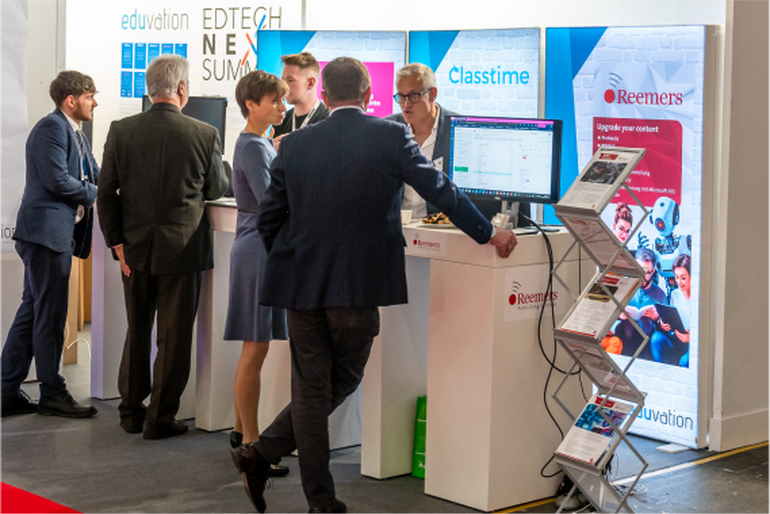 Besucher*innen an Stand