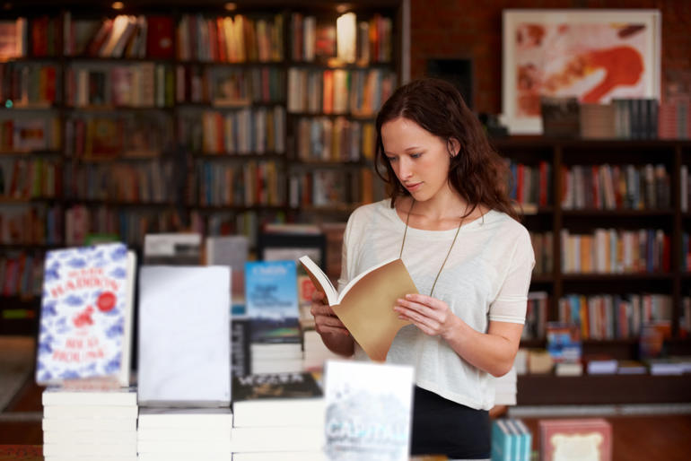 Woman-reads-in-bookstore