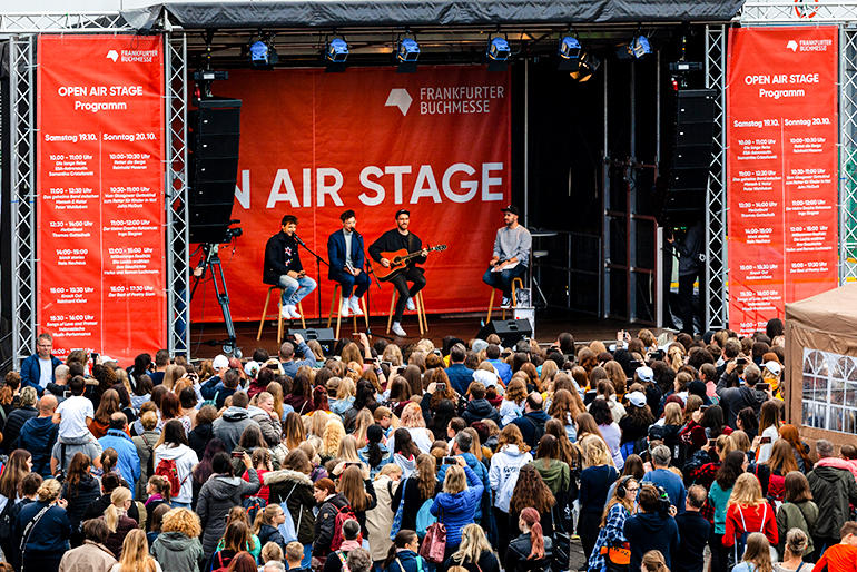 Besucher an der Open Air Stage