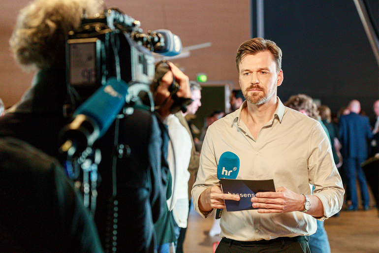 Journalist vor Kamera