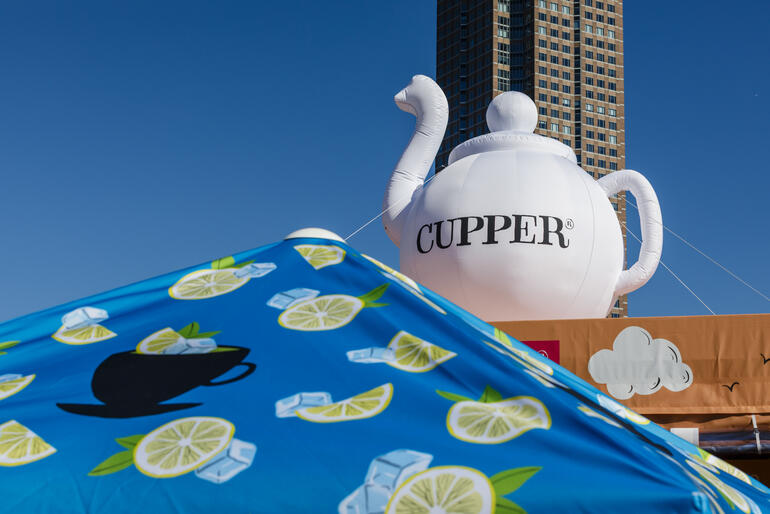 Stand von Cupper Tea auf dem Messefreigelände mit vielen Besucher*innen.