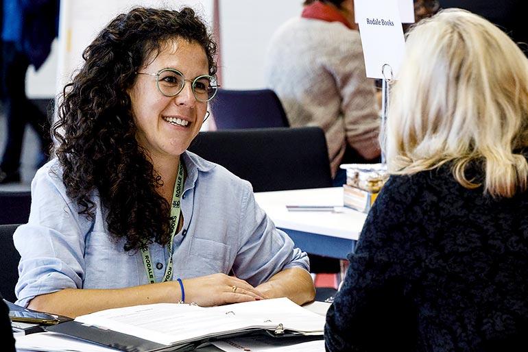zwei Frauen unterhalten sich im Publishers Rights Corner